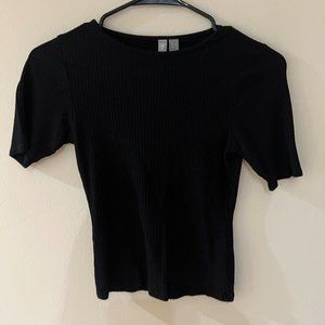Cropped black ribbed tee